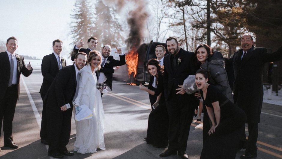 Свадьба на фоне горящего белого дома