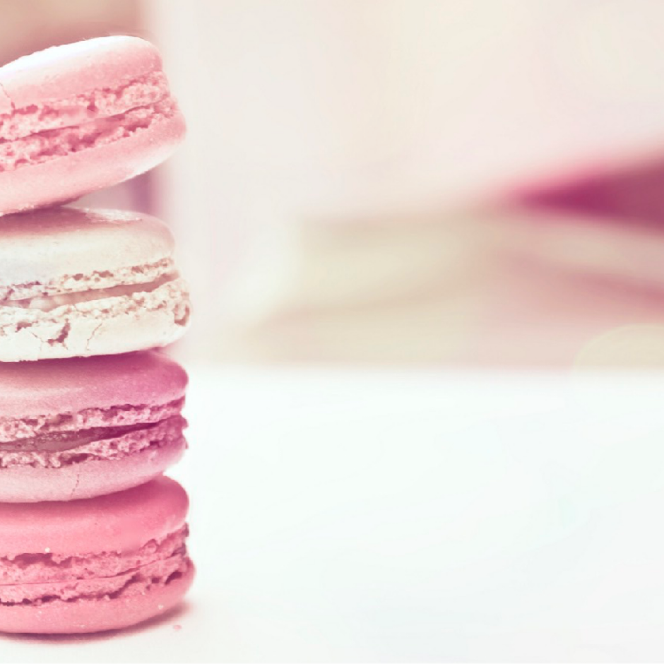 Десерты на розовом фоне