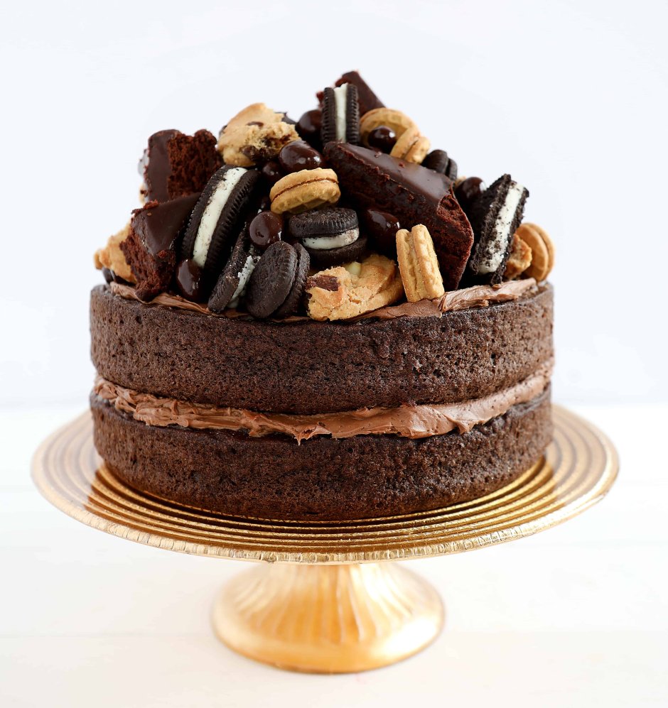 Торт с кусочками шоколада декор