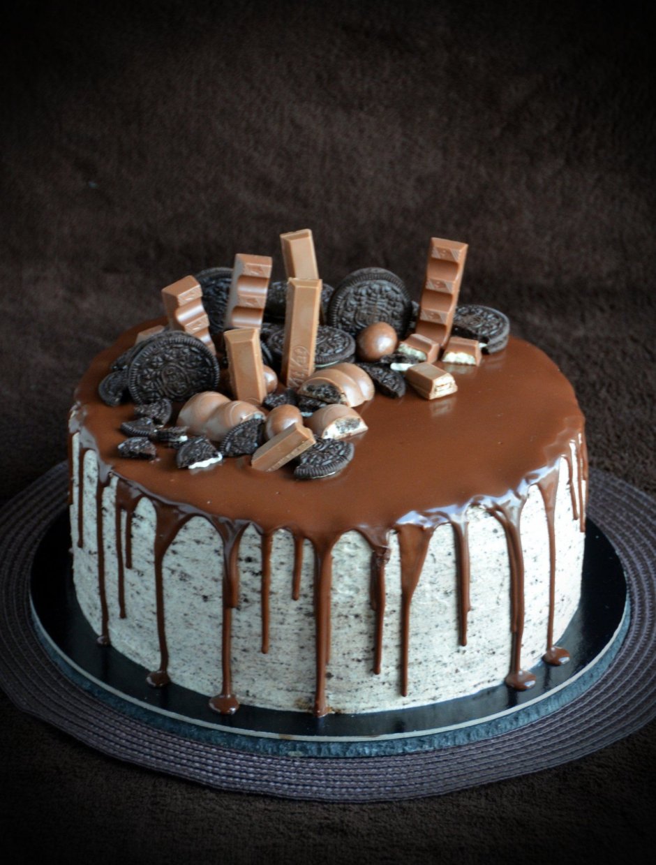 Декор шоколадного торта Орео и вафельными трубочками