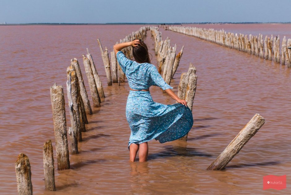 Озеро Сасык-Сиваш девушки босиком