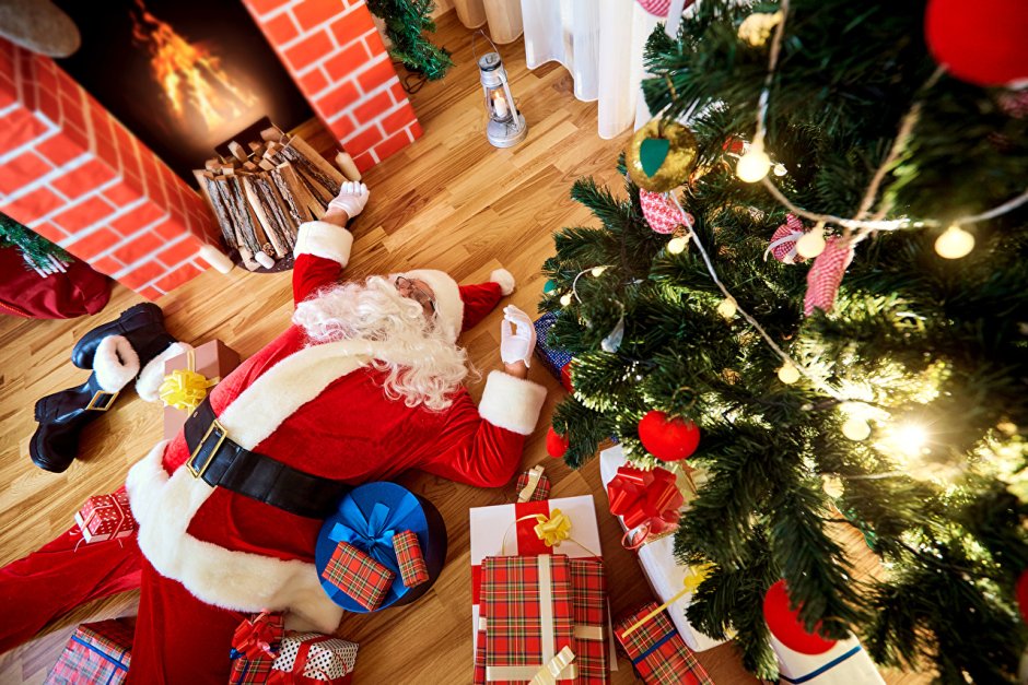 Дед Мороз лежит под елкой