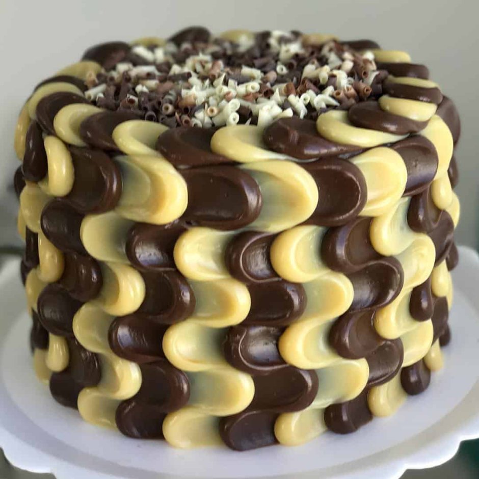 Торт украшенный шоколадными шариками