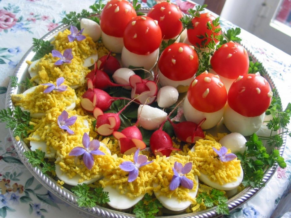 Украшение салатов на праздничный стол