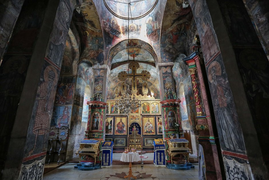 Берлюковский монастырь Рождественский собор интерьер