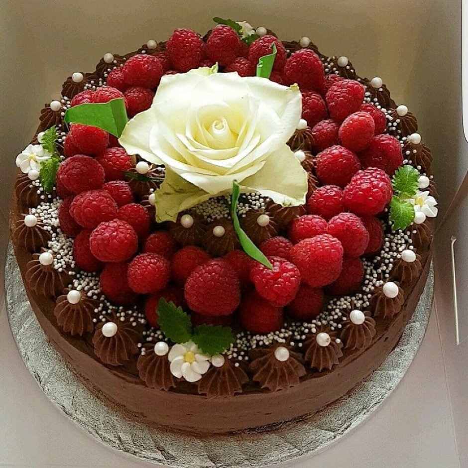 Торт украшенный фруктами и цветочками