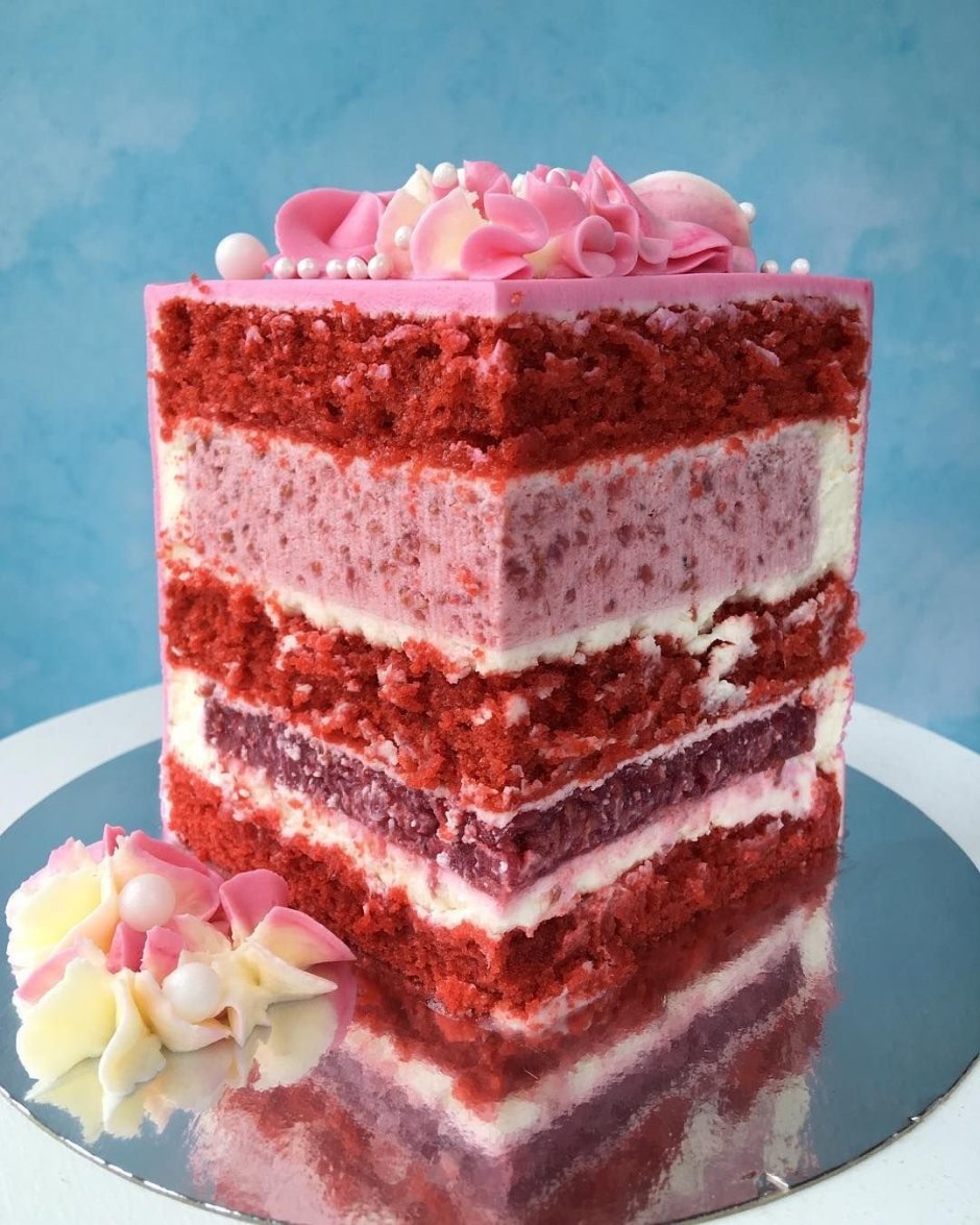 Гендерный торт с красными бисквитами
