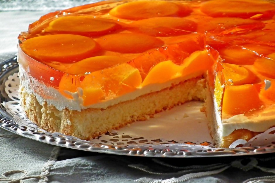 Украшение торта персиками консервированными