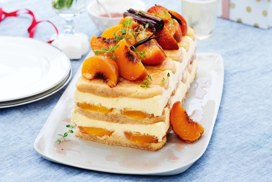 Украшение торта персиками