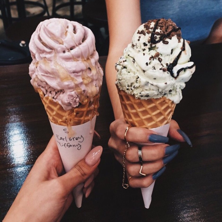 Мороженое в руке