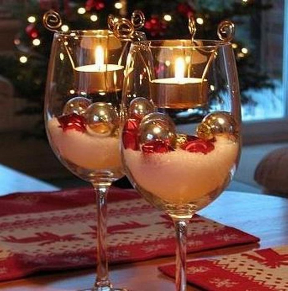 Новогодние бокалы с напитком