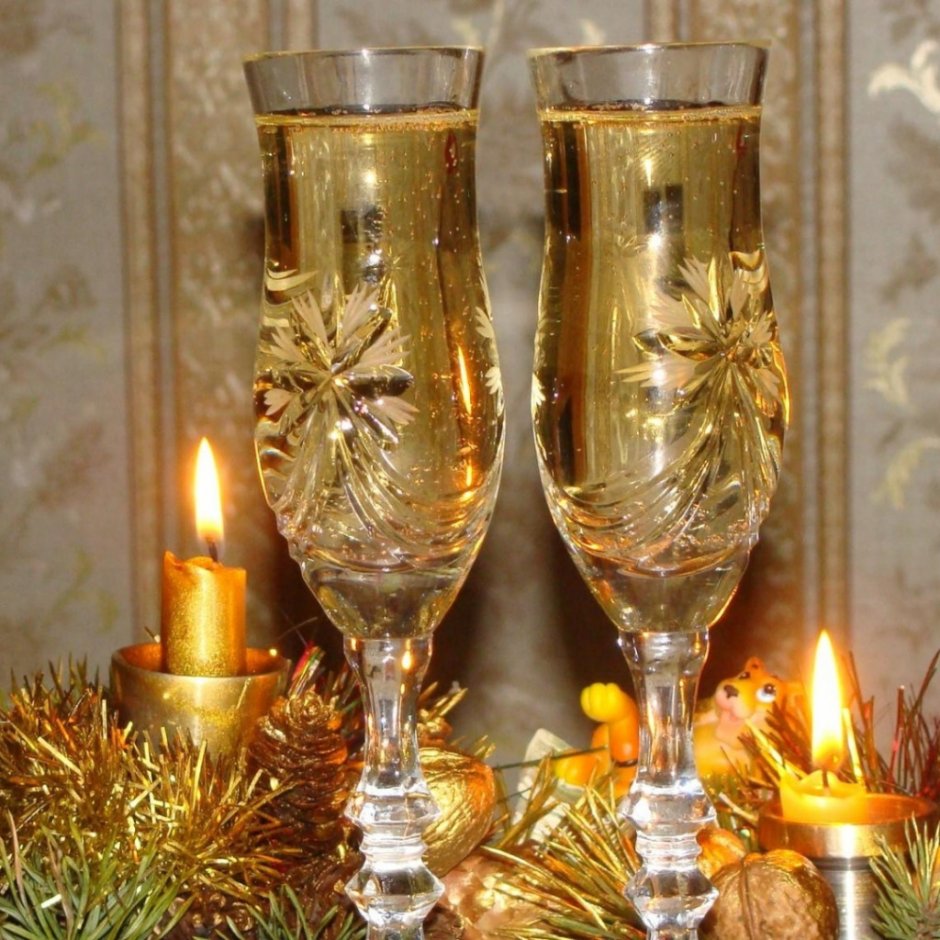 Новогодние бокалы с шампанским