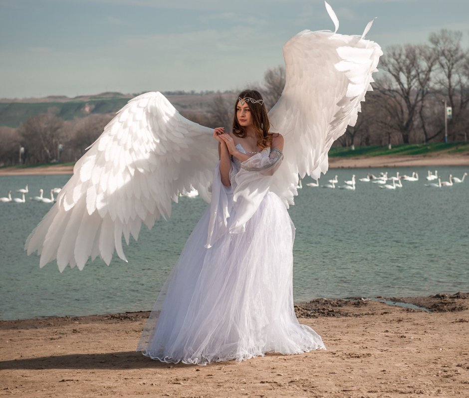 Свадебное платье с рукавами крыльями