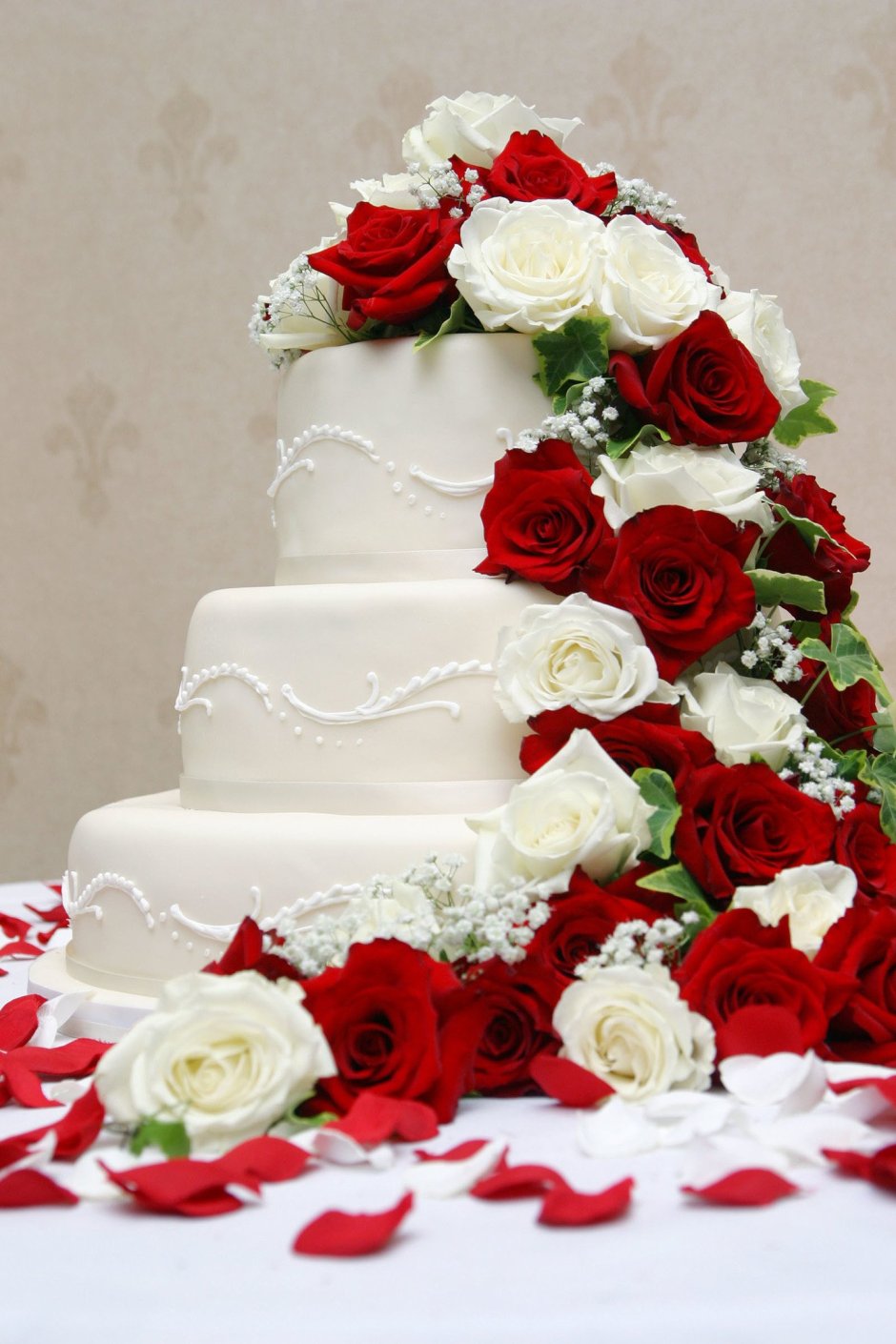Свадебный торт светлый