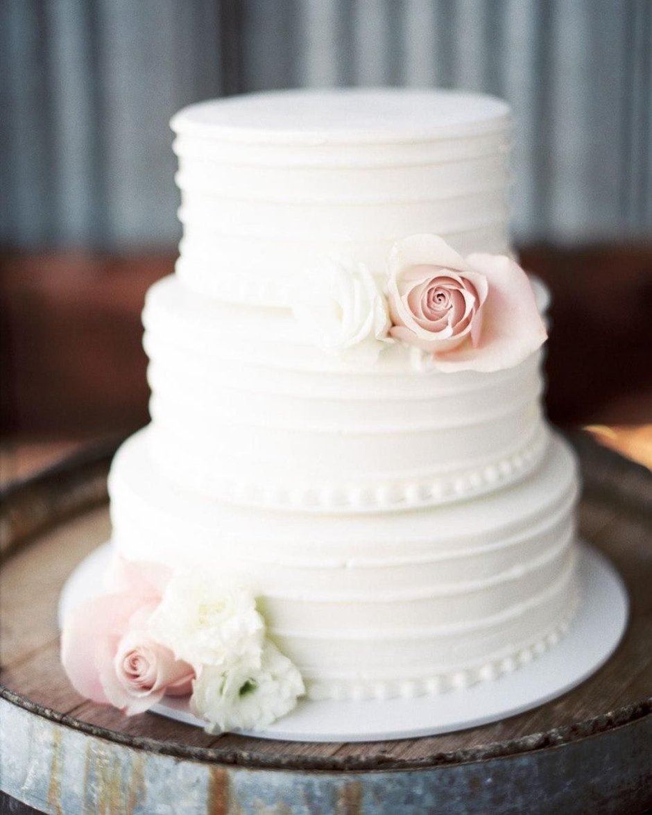 Свадебный торт белый на подставке