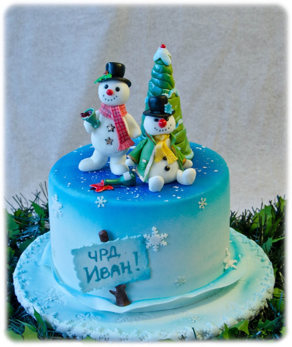 Торт со снеговиком и елками