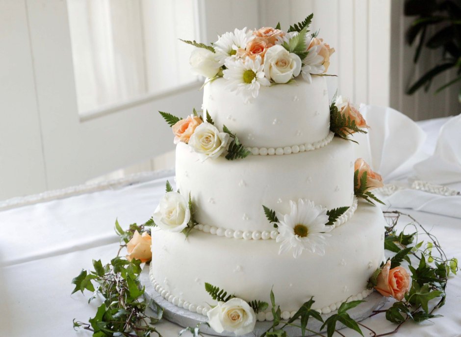 Треугольный свадебный торт