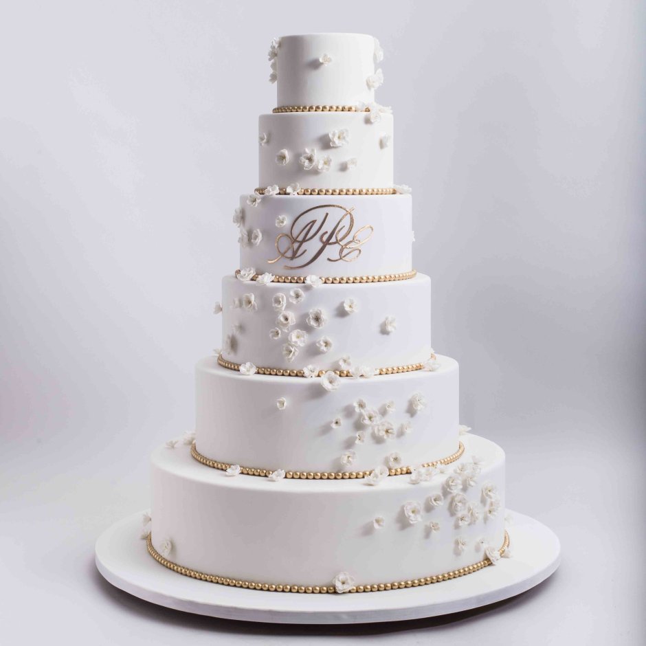 Белый свадебный многоярусный торт