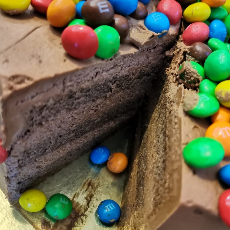 Большой шоколадный торт
