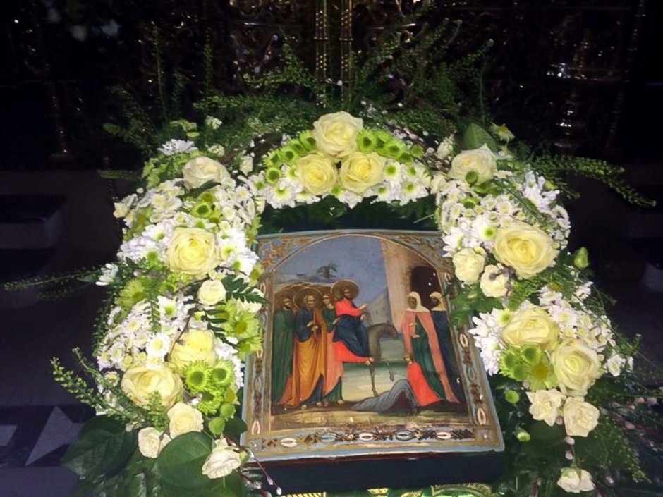 Украшения иконы живыми цветами на Покрова Пресвятой Богородицы