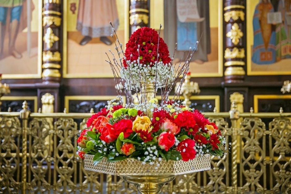 Цветы в храме на Пасху
