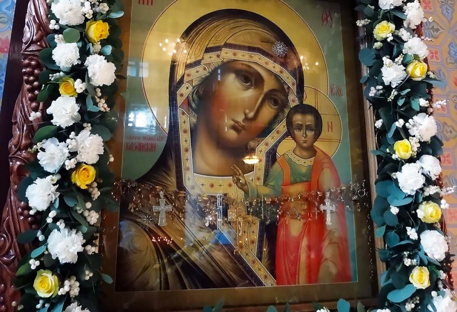Казанская икона Божией матери на аналое