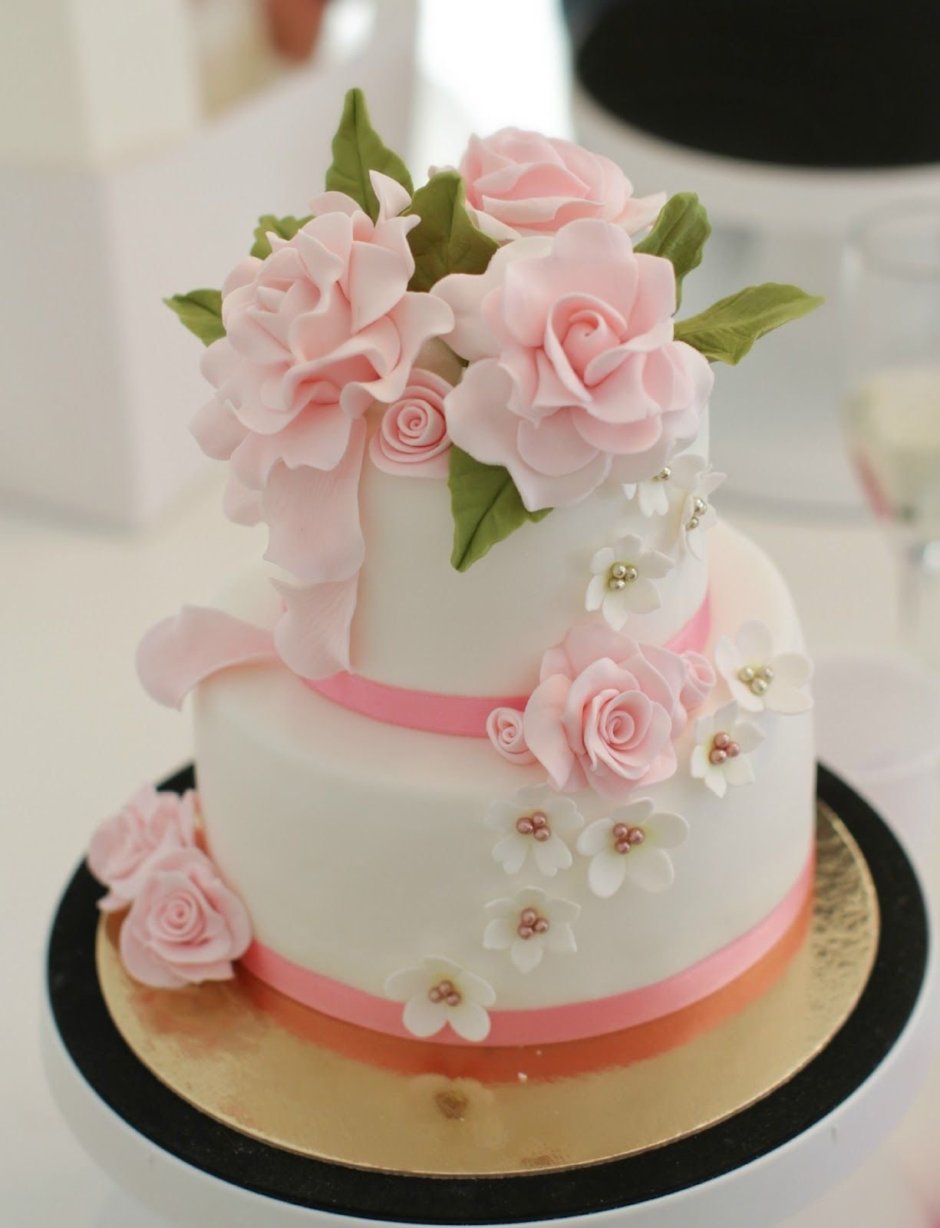 Свадебный торт с мастичными цветами