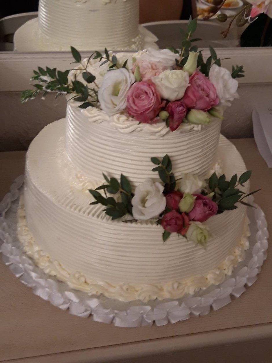 Свадебный торт с живыми цветами двухъярусный без мастики