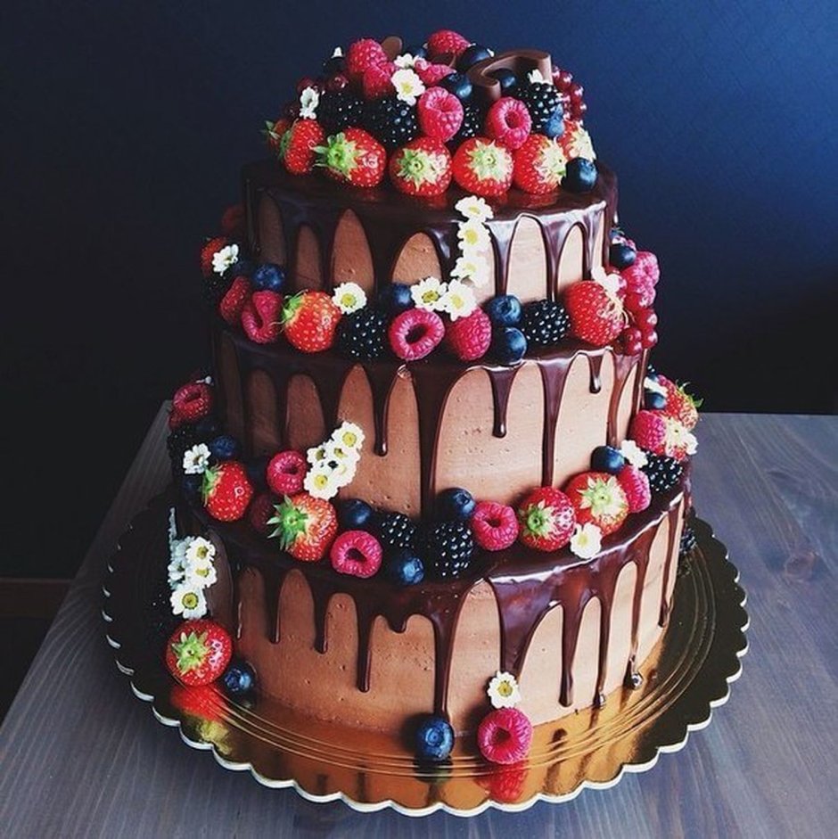 Двухярусный торт на день рождения