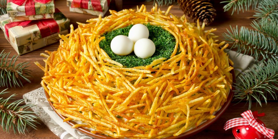 Салат гнездо с перепелиными яйцами
