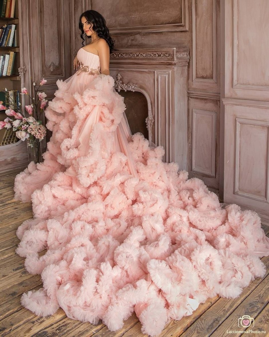 Розовое пушистое платье