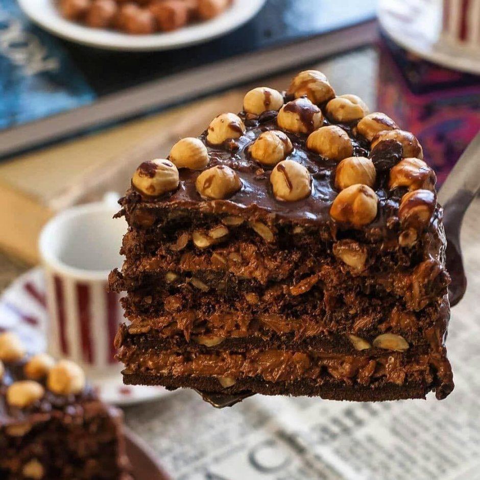 Шоколадный торт с орехами и клубникой