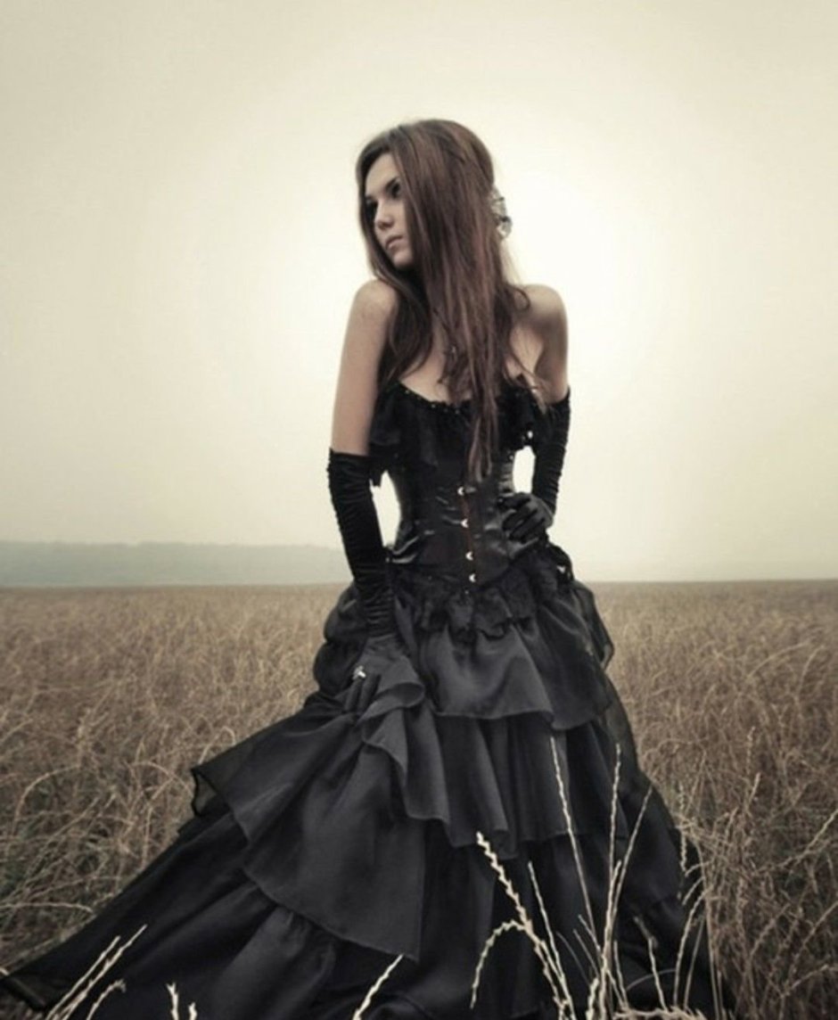 Девушка в черном готическом платье