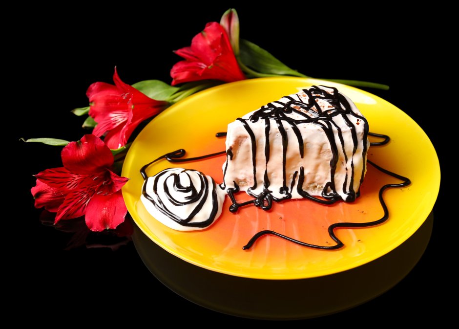 Оранжевый десерт на черном фоне