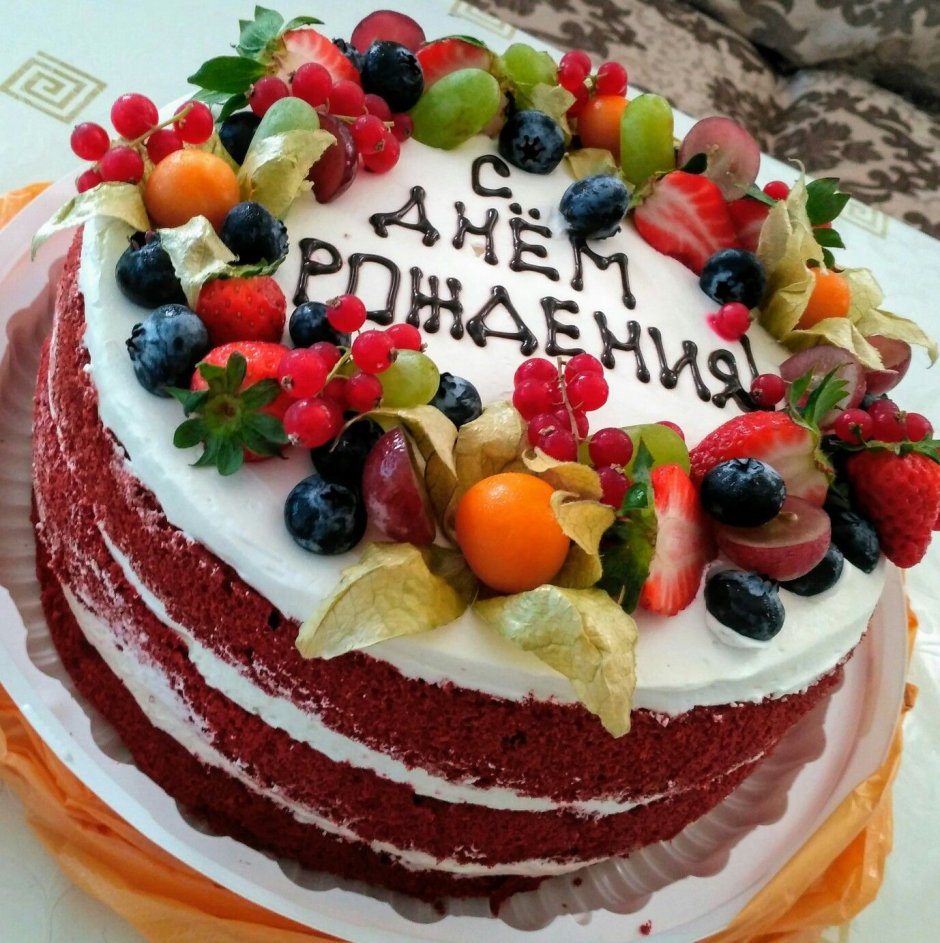 Торт красный бархат с фруктами