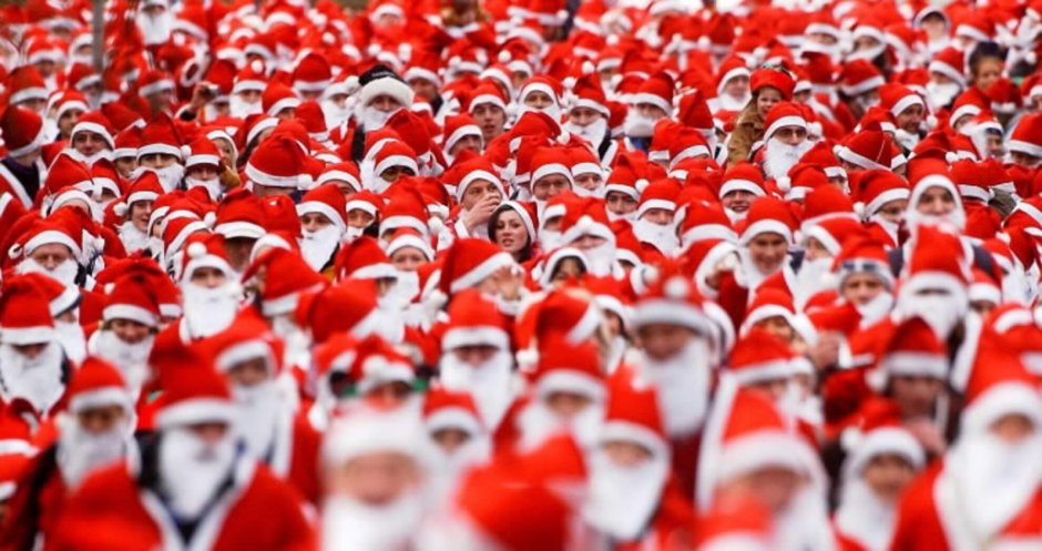 Толпа Санта Клаусов