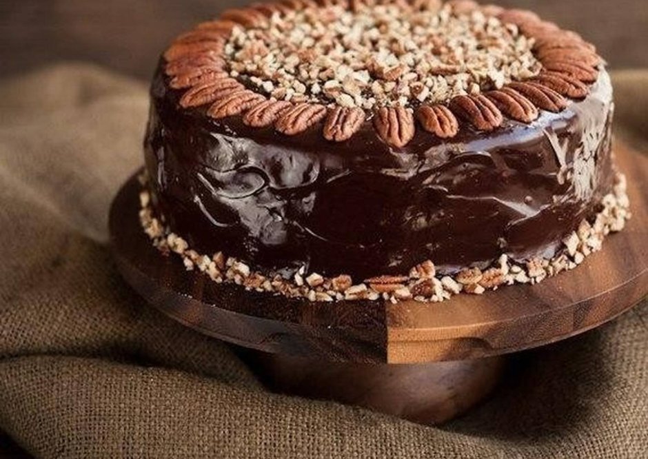 Украшение торта орешками и шоколадом