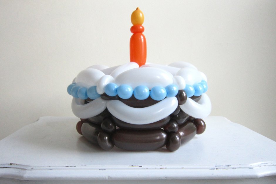 Торт с декором воздушные шарики