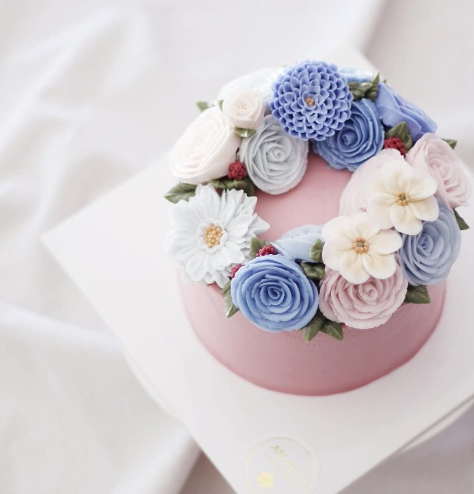 Торт с цветами полумесяцем