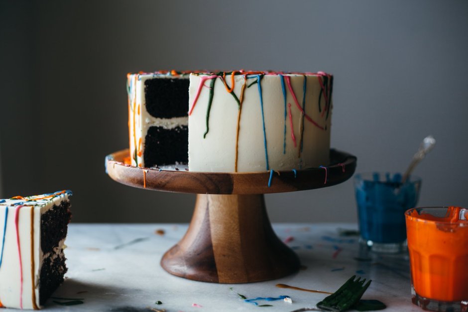 Торт с брызгами краски