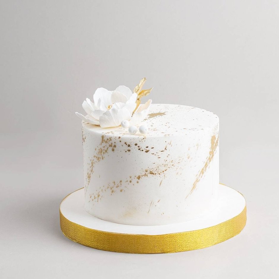 Белый торт с золотыми брызгами