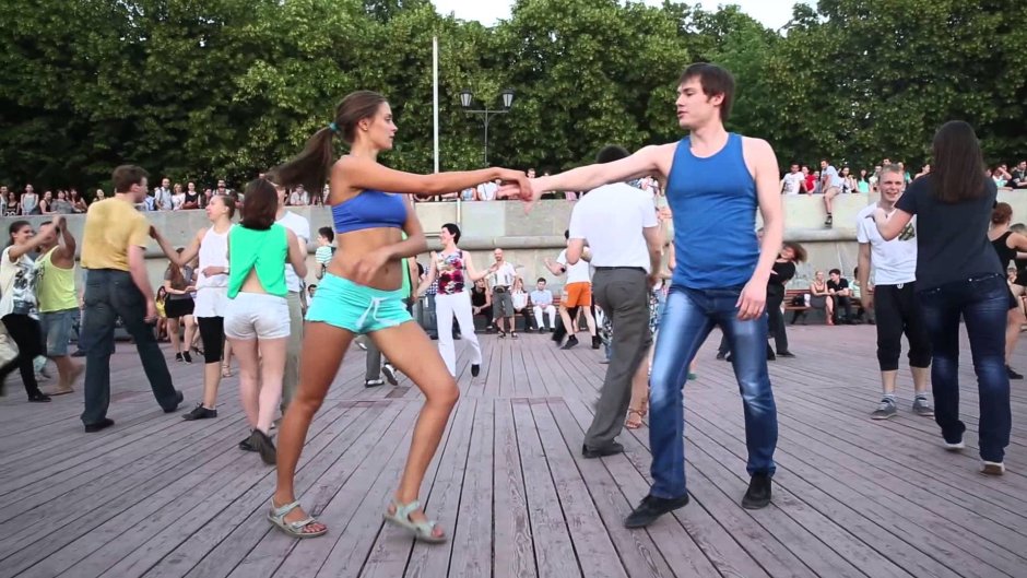 Танцы в парке Горького Москва
