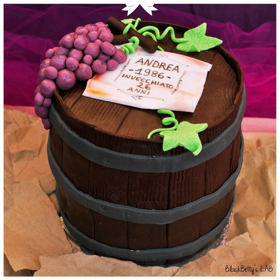 Торт бочонок с виноградом