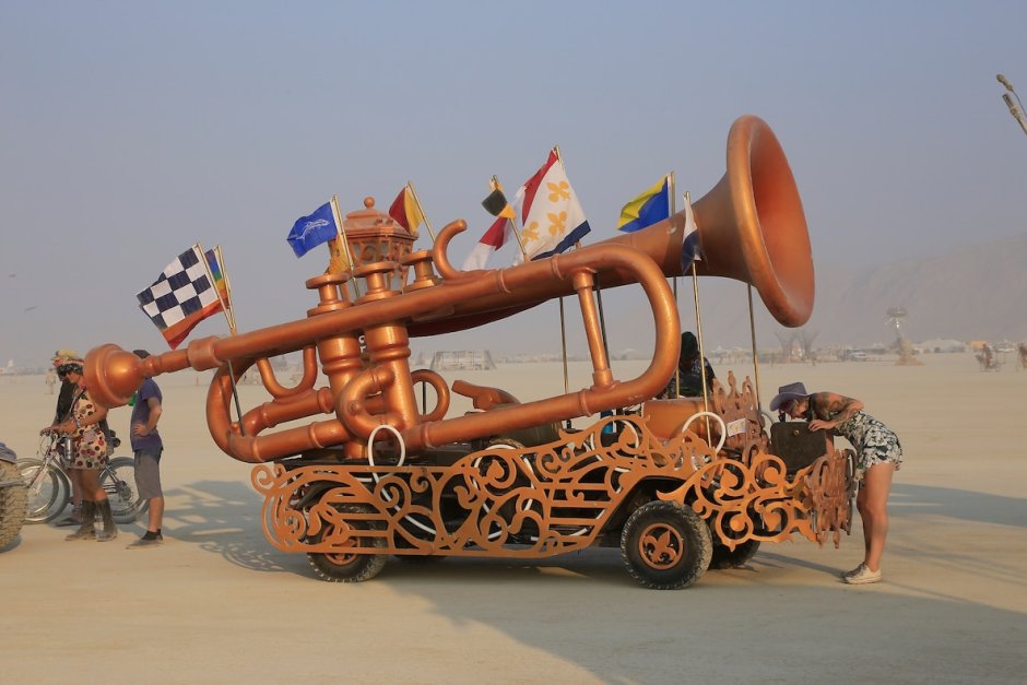 Фестиваль Burning man машины