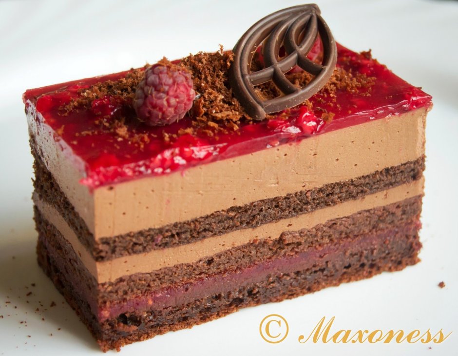 Шоколадный торт с малиновым конфи