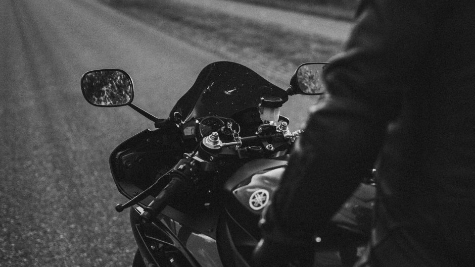 Мотоциклист черно белый