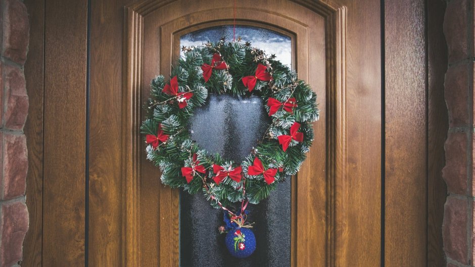Дверь украшенная рождественским венком