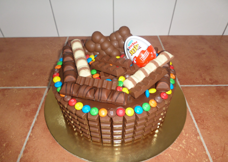 Торт с конфетами и шоколадками для мальчика