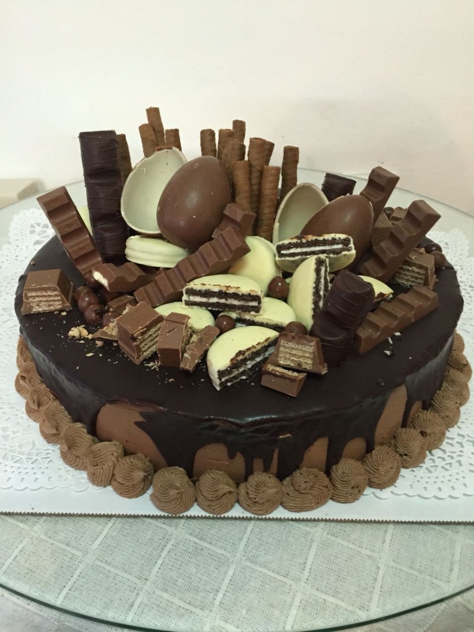 Торт украшенный киндерами и шоколадками