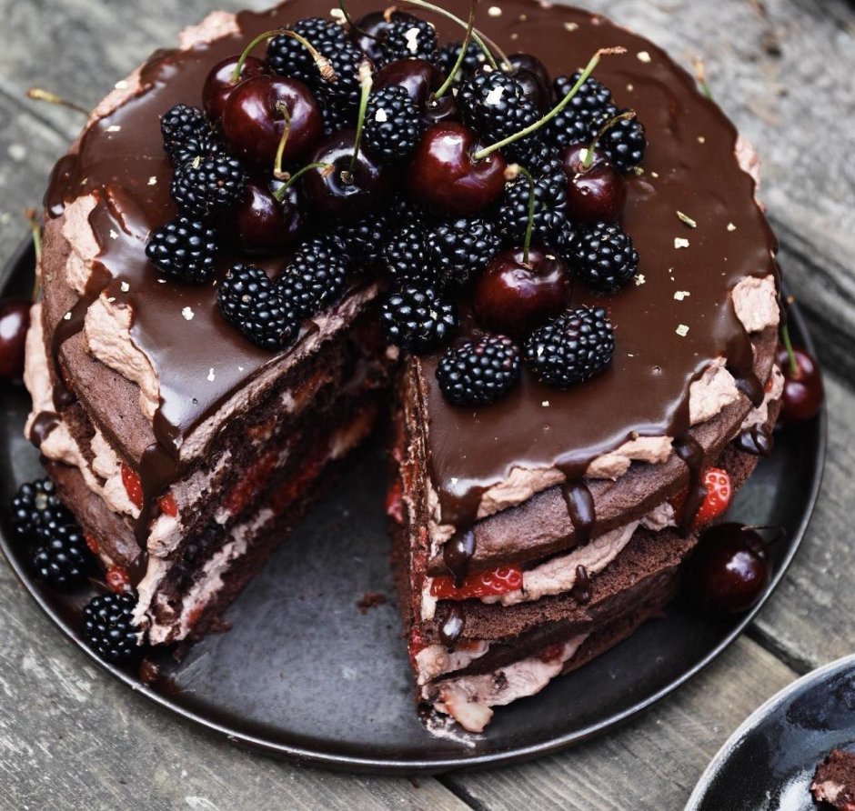 Шоколадный торт с клубникой разрез